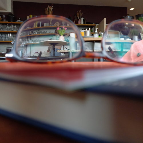 Die Linse nah am Tisch im Literaturcafé.